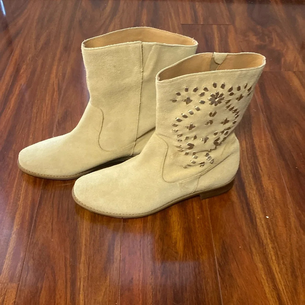Jack Rogers Kaitlin low rise Suede Boot Size 6.5  beige Shoes embroidered